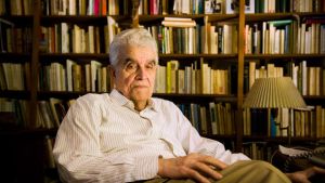 René Girard nella sua biblioteca